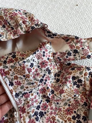 Chaqueta chubasquero floral
