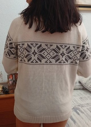 Chaqueta blanca con cremallera y estampado.