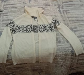 Chaqueta blanca con cremallera y estampado.