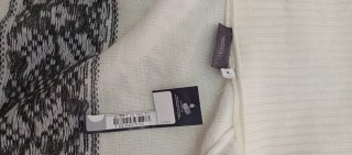 Chaqueta blanca con cremallera y estampado.