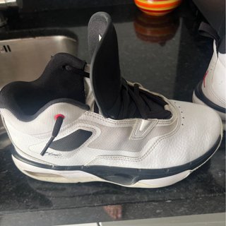 Deportivas Jordan Negras y Blancas