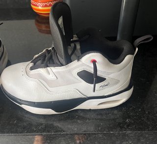Deportivas Jordan Negras y Blancas