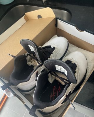 Deportivas Jordan Negras y Blancas