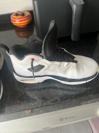 Deportivas Jordan Negras y Blancas