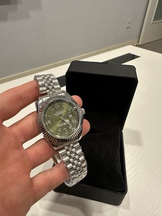Reloj Seiko Verde 40mm con números arábigos