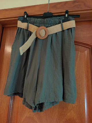 Bermudas verde oliva con cinturón