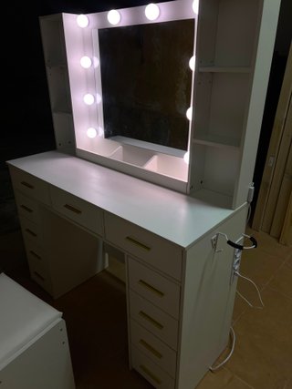 Tocador blanco con espejo y luces