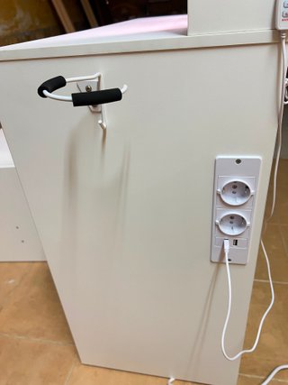 Tocador blanco con espejo y luces