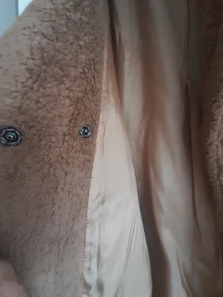 Sobretudo camel com botões-mola