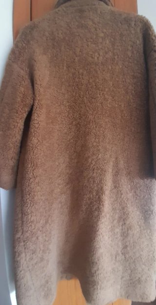 Sobretudo camel com botões-mola
