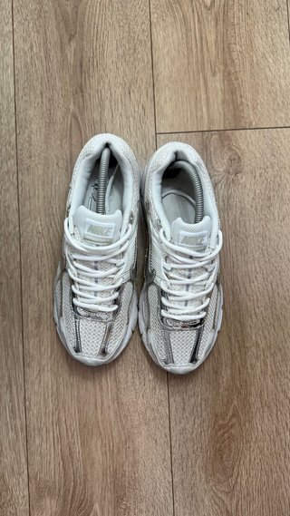 Zapatillas Nike Vomero 5 Plata y Blanco