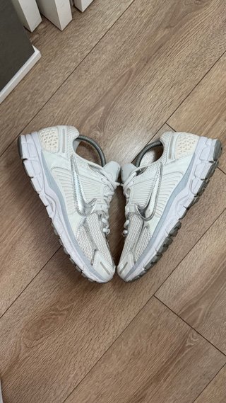 Zapatillas Nike Vomero 5 Plata y Blanco