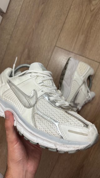 Zapatillas Nike Vomero 5 Plata y Blanco