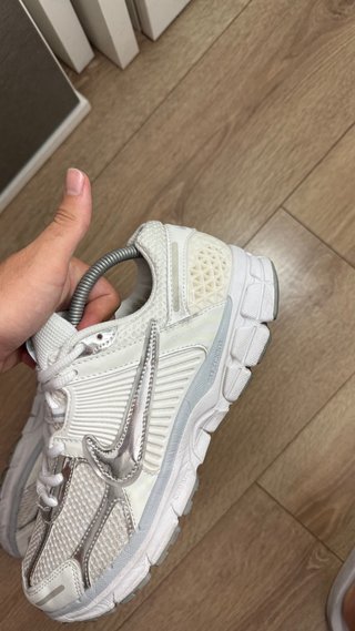 Zapatillas Nike Vomero 5 Plata y Blanco