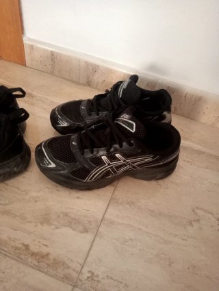 Zapatillas niño Asics negras