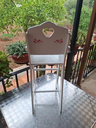 Trona de juguete blanca con corazón