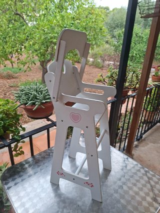 Trona de juguete blanca con corazón
