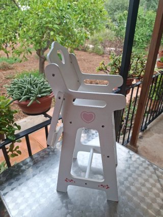 Trona de juguete blanca con corazón