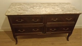 Cómoda de madera con tapa de mármol