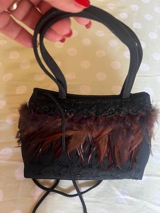 Borsetta nera con piume