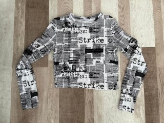 Camiseta manga larga estilo periódico