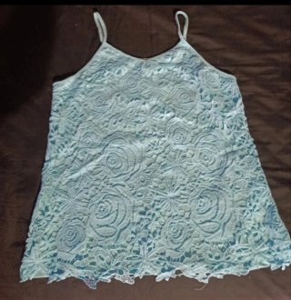 Camiseta de encaje azul cielo.