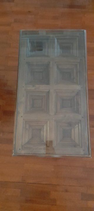 Mesa de madera tallada con cristal