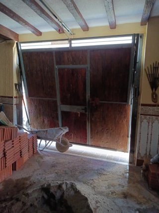 Puerta de garaje de madera