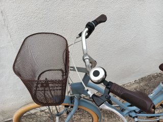 Bicicleta de paseo azul con cesta
