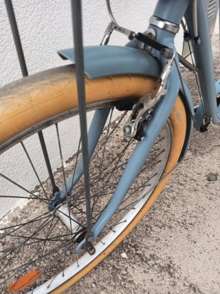 Bicicleta de paseo azul con cesta