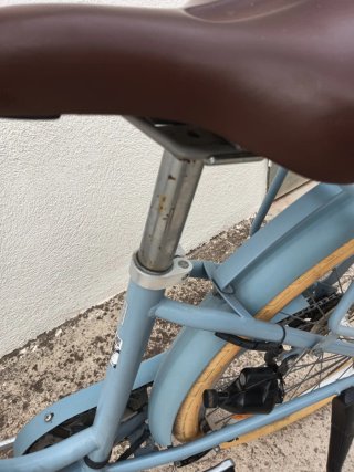 Bicicleta de paseo azul con cesta