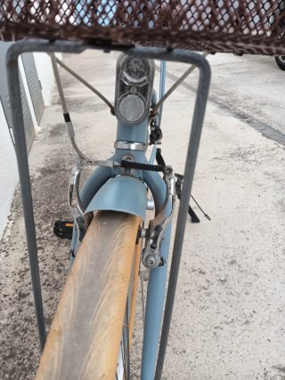 Bicicleta de paseo azul con cesta