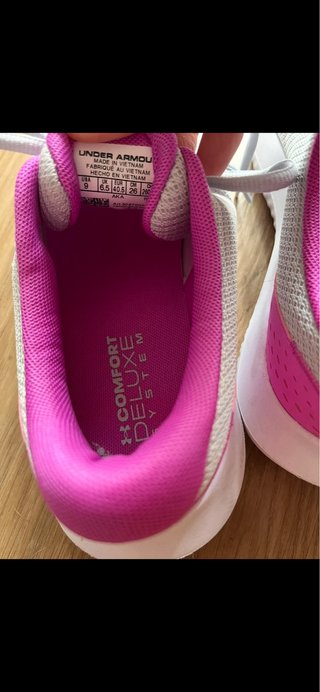 Zapatillas Under Armour grises y rosas