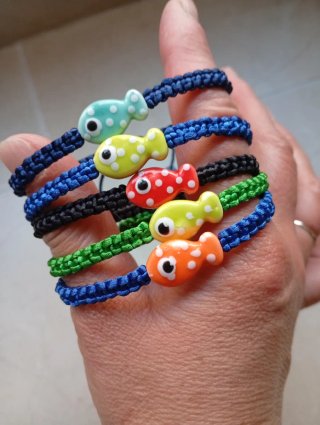 Pulseras de colores con peces