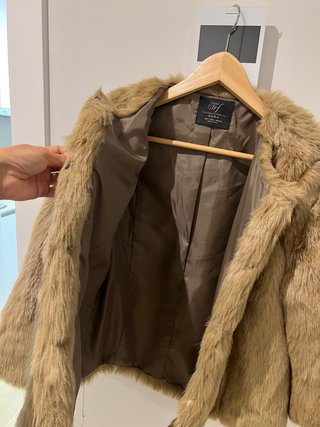 Urgente mudanza! Abrigo pelo Zara puesto 1 vez