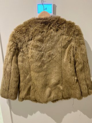 Urgente mudanza! Abrigo pelo Zara puesto 1 vez
