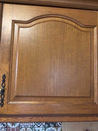 Cocina de madera con encimera de mármol.