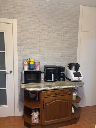 Cocina de madera con encimera de mármol.