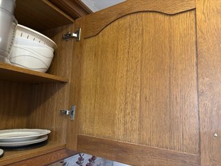 Cocina de madera con encimera de mármol.