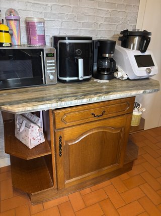 Cocina de madera con encimera de mármol.