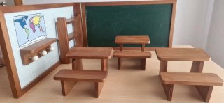 Juego de mobiliario escolar de madera