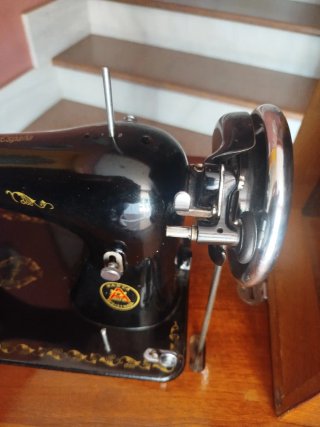 Máquina de coser Alfa vintage negra
