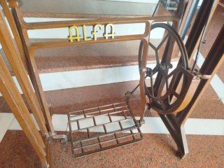 Máquina de coser Alfa vintage negra