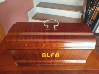 Máquina de coser Alfa vintage negra