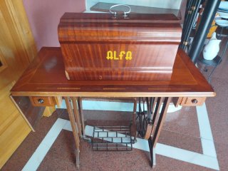 Máquina de coser Alfa vintage negra