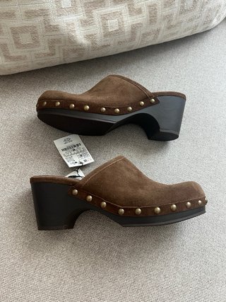 Zuecos serraje tachas  Zara Talla 38