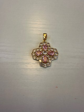 Colgante Dorado con Piedras Rosas
