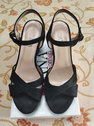 Sandalias negras de tacón