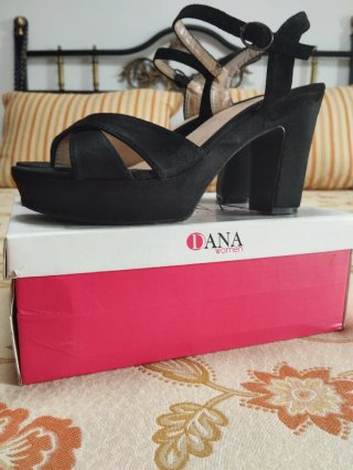 Sandalias negras de tacón