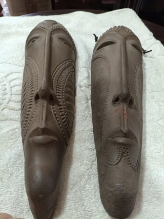 Dos máscaras de barro artesanales
